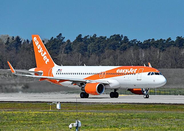 Ein Passagierflugzeug der britischen Fluglinie Easyjet auf dem Flughafen Berlin-Schönefeld. Eine Maschine der Fluggesellschaft musste ...