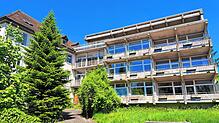 So sieht das alte Krankenhaus in Wehr 2025 aus: Der Neubautrakt aus Nachkriegszeiten – mittlerweile in die Jahre gekommen – diente nur ...