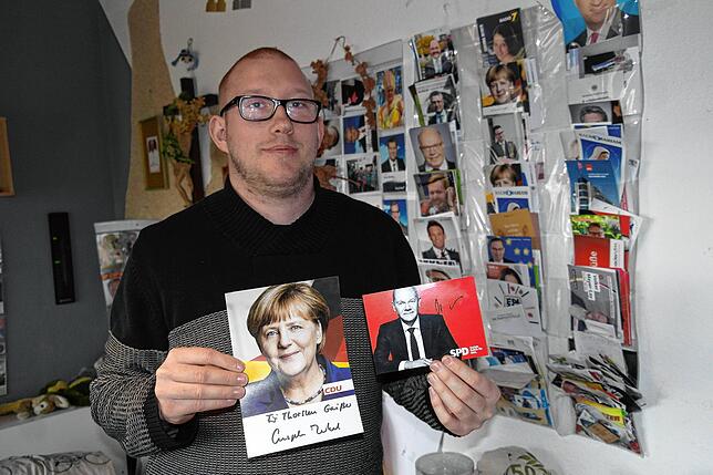 Thorsten Gaißer ist stolz auf seine zahlreichen Autogrammkarten von Politikern und anderen Größen.