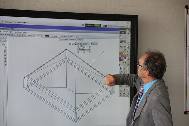 Zeitgemäßes Lernen: Schulleiter Norbert Kias-Kümpers erklärt den Kreisräten einige Funktionen der neu angeschafften "Smartboards". Sie ...