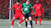 Torschütze zum 2:2, Alireza Yaghoobi (TSV, links), im Zweikampf mit Andreas Schafhäutle (VFR).