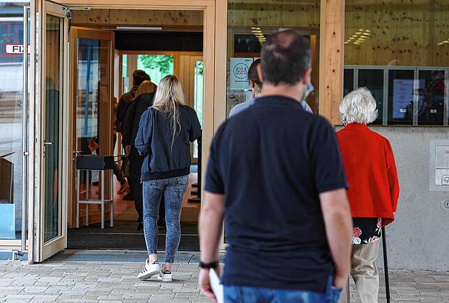 Schlangestehen für die Stimmabgabe. Wie hier an der Ratoldusschule in Radolfzell mussten die Wähler ein wenig Geduld mitbringen, weil ...