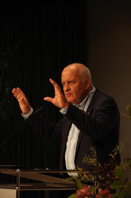 Sieht sich als Visionär: Götz Werner sprach im Wolkensteinsaal vor rund 130 Zuhörern über seine Idee des bedingungslosen ...