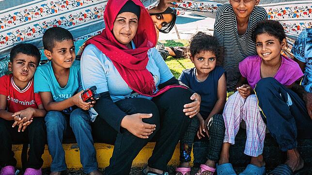 Wafaa, 35 (Mitte mit Kopftuch), ist mit ihrer Familie aus dem Libanon gekommen und harrt auf Lesbos aus. Ihre Habe hat sie durch den ...