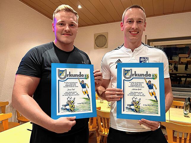 Der SV Blau-Weiss Murg ehrte treue Mitglieder. Im Bild von links: Die Aktive-Mitglieder Jonas Zapf (zehn Jahre) und Adrian Karle (30 Jahre).