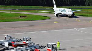 Ein Flugzeug landet am Bodensee-Airport: Der diesjährige Bundeshaushalt könnte den Flughafen finanziell stärker entlasten, als bislang ...