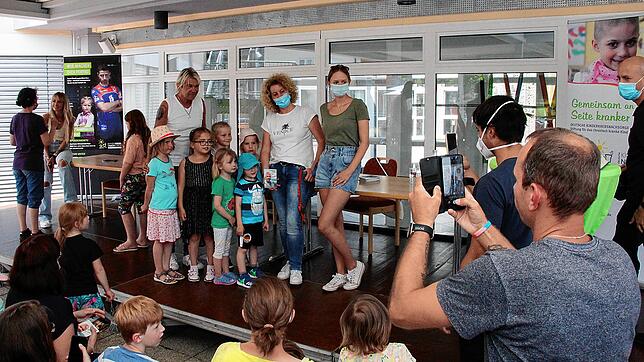 Bild : Bilder von der Autogrammstunde von Matthias Reim und Christin Stark in der Nachsorgeklinik Tannheim