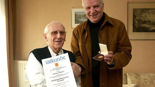 2006 erhält Helmut Weber (links) von Bürgermeister Roland Wasmer die Goldene Verdienstmedaille der Stadt Laufenburg überreicht. Bild: ...