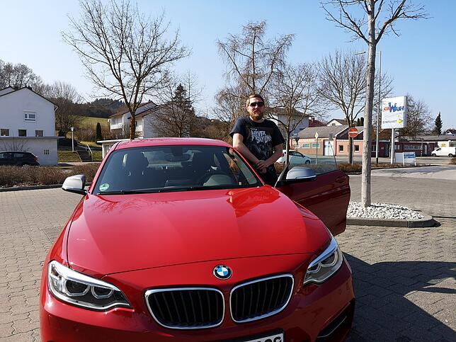 Sebastian Epting mit seinem BMW M235i. Das Ergebnis der Waschstraße hat ihn trotz des höheren Preises überzeugt.