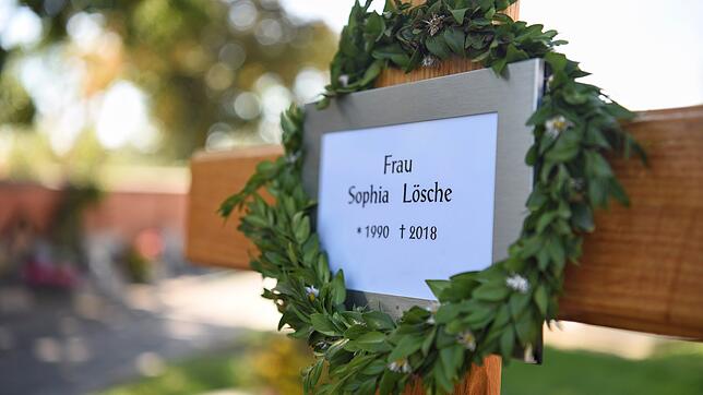 Ein Kreuz steht auf dem Grab von Sophia Lösche auf dem Katharinenfriedhof in Amberg. Sie wurde 28 Jahre alt.