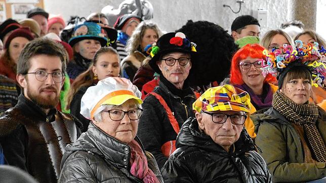 Bild : Narrenmarkt Jestetten 2025 strahlt unter der Sonne mit fröhlichen Narren
