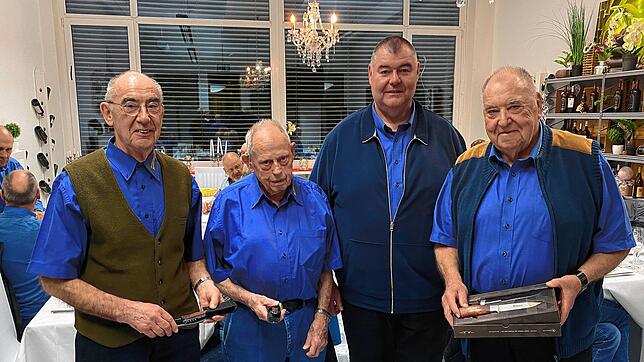 Zunftmeister Roger Birk (Dritter von links) überreicht an René Birk, Alex Bürgin und Christian Birk (von links) Geschenke für das ...