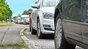 (Symbolbild) Die Zahl der Autos im Landkreis Konstanz ist gestiegen. Wie hier in der Max-Stromeyer-Straße in Konstanz stehen die Autos ...
