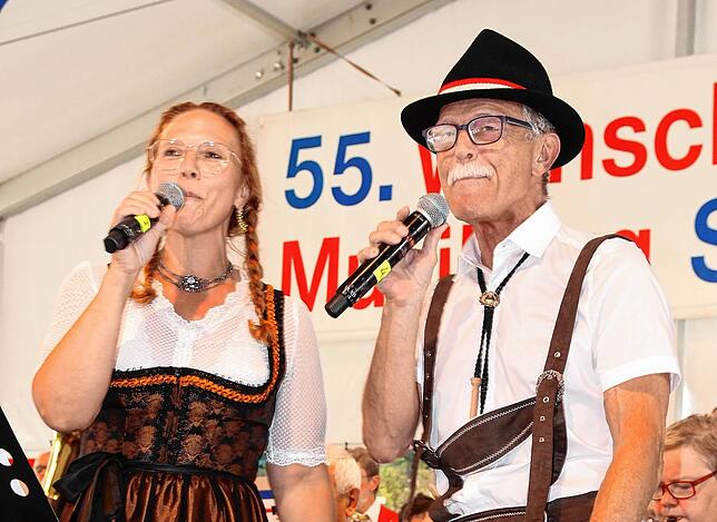 Solisten: Nicole Eckert und Günter Arp glänzen beim Stück &bdquo;Dini Seel ä chli bambälä lo&ldquo;.