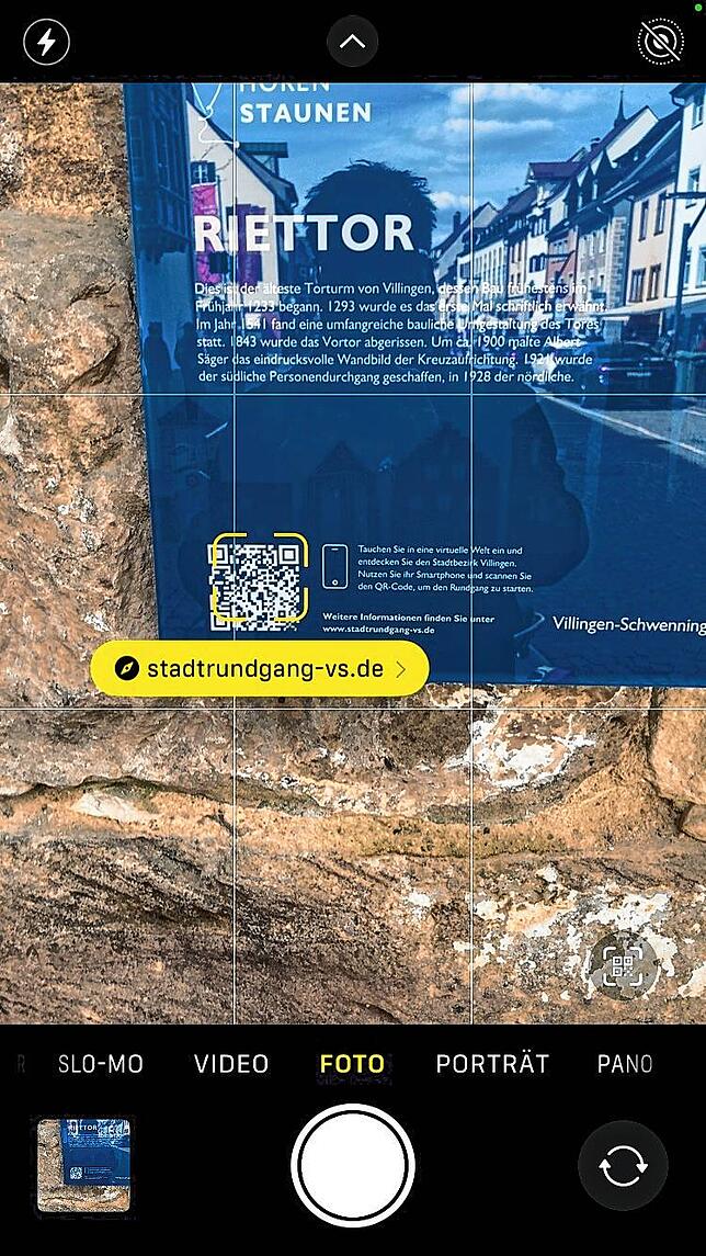 Die Smartphone-Kamera hat den QR-Code erfasst und bietet den Link auf den Stadtrundgang an.