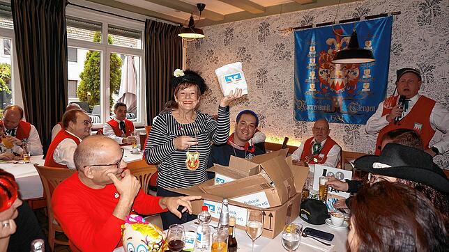 Flotte Sprüche und lustige Geschenke: Beim Auftakt zur Fasnacht der Bürger- und Narrenzunft Tiengen in der &bdquo;Linde&ldquo; geht es ...