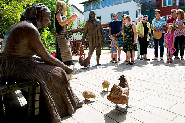 Am 9. Juli wurden die neuen Mitglieder der Figurengruppe von Künstlerin Esther Seidel auf der alten Musikterrasse vorgestellt. Bild: ...
