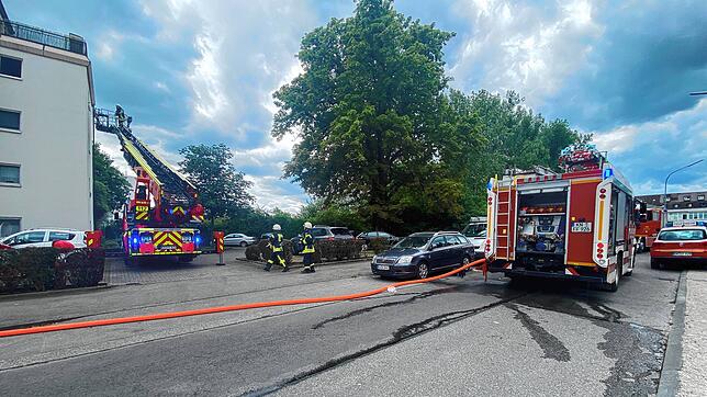 Die Feuerwehr rückte mit einem Großaufgebot in die Bücklestraße aus. Auch die Drehleiter wurde ausgefahren.