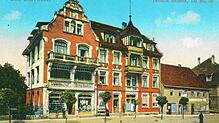 Pension und Warenhaus Bertin Bäuerle, Friedrichstraße 4, in den 1930er-Jahren. Das kleine Haus rechts ist heute der moderne Neubau mit ...