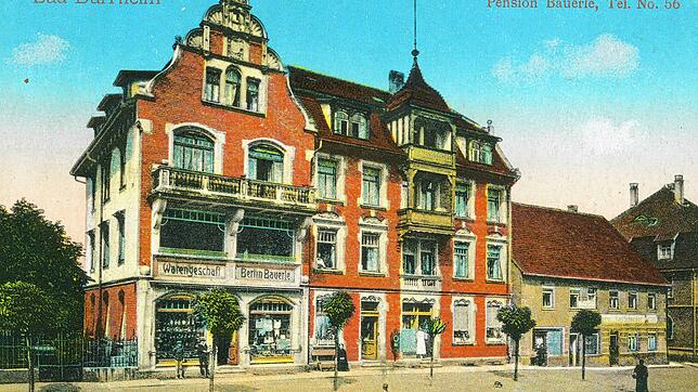 Pension und Warenhaus Bertin Bäuerle, Friedrichstraße 4, in den 1930er-Jahren. Das kleine Haus rechts ist heute der moderne Neubau mit ...