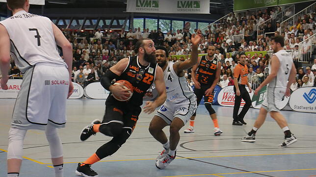 Kosta Karamatskos (am Ball) geht auch kommende Saison für die wiha.Panthers auf Korbjagd.