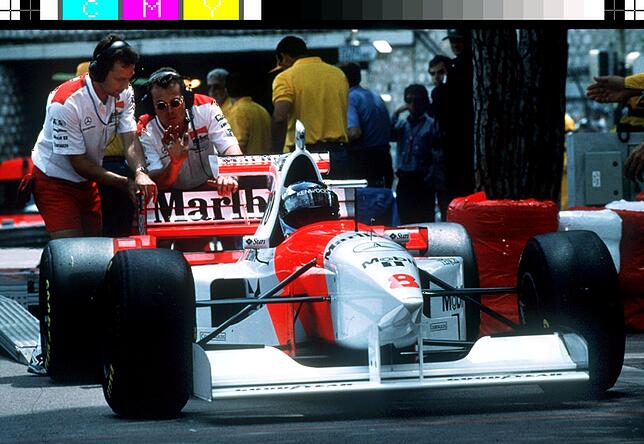 Zwei Autos, zwei Welten. Ob der McLaren-Mercedes aus dem Jahr 1995, als Norbert Haug in seiner Anfangszeit bei Mercedes war. Unten das ...
