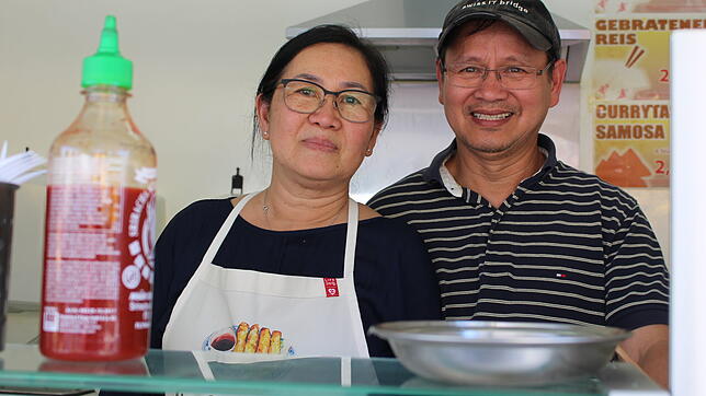 Thi Kim Tanh (links) und Thoi Duc Nguyen sind fast jede Woche beim Freitagsmarkt auf dem Alten Festhallenplatz. Seit Anfang der ...