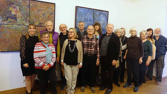 Gruppenbild mit den beteiligten Künstlern in der Jahresausstellung "Begegnungen" der Künstlergruppe Polygon in Bad Säckingen.