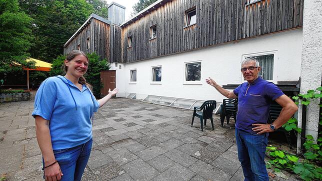 Das Hüttle des CVJM Schwenningen erhält eine neue Pelletheizung, wie Vorsitzende Sarah Fuchsloch und Hüttlewart Siegfried Kärcher ...