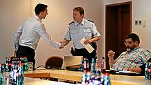 Bürgermeister Christian Wörpel (links) heißt den neuen Postenführer Triberg, Polizeihauptkommissar Markus Dorer, im Gemeinderat ...