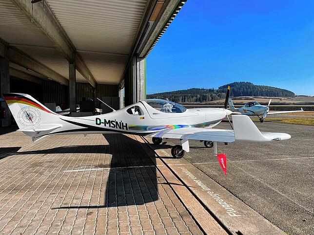 Mit diesem Sportflugzeug, Typ Dynamic WT 9 verwirklichten Horst Jülke und Susu Treu ihr Vorhaben, eine Friedenstaube in den Himmel zu ...