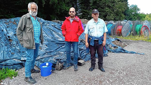 Dieter Berger, Thorsten Werle und Bernd Marterer (von links) vor einem der Haufen Straßenaufbruch, die auf dem Wanderparkplatz Bauwagen ...