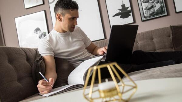 Plötzlich arbeitssuchend? Wer seinen Job verliert, kann bei der zuständigen Agentur für Arbeit Arbeitslosengeld beantragen.