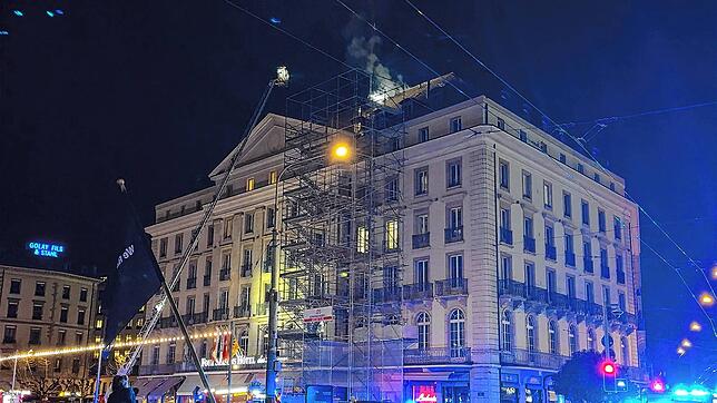 Einsatzkräfte bekämpfen den Brand am Dachstuhl im ältesten Luxushotel der Schweiz in Genf.