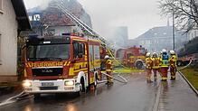 Ein Fahrzeug und Angehörige der Feuerwehr Bad Säckingen 2024 nach einem Brand im Murger Ortsteil Hänner. Im Anschluss auch an einen ...