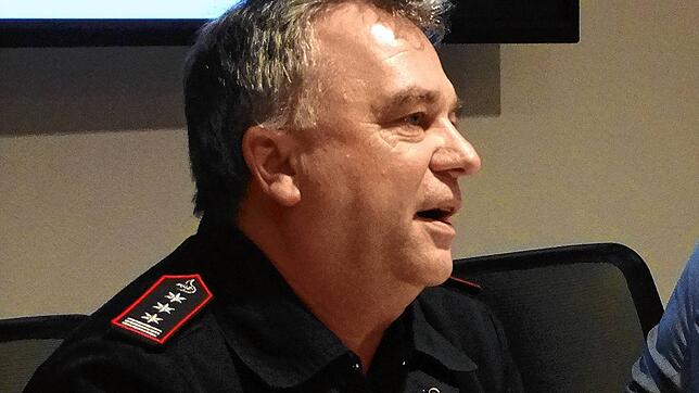 Unser Bild zeigt Jürgen Graf (links) als Kommandant der Feuerwehr Gaienhofen während einer Gemeinderatssitzung im Jahr 2018.