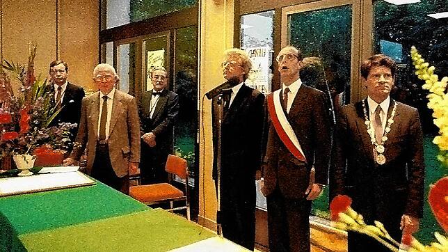 Beim Festakt zur Unterzeichnung der Partnerschaftsurkunde mit Chantilly im Jahr 1987: Überlingens damaliger Bürgermeister Reinhard ...