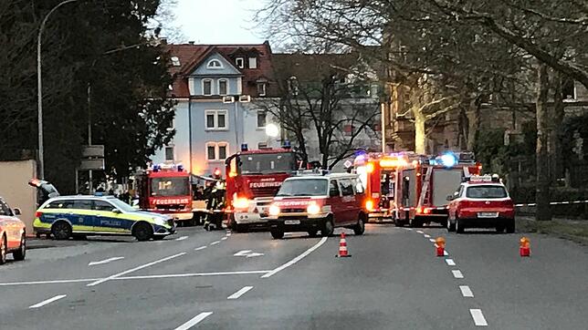 Einsatzkräfte sperren eine Straße im Konstanzer Stadtteil Petershausen.
