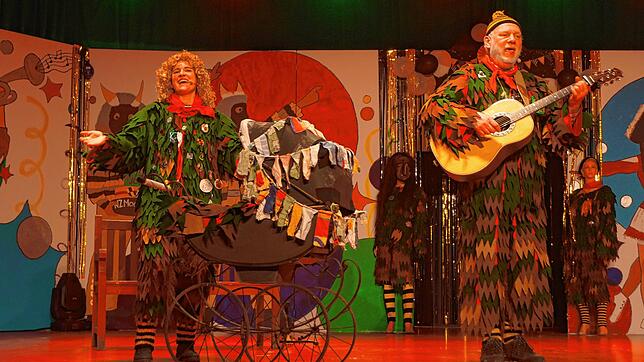 Gut gelaunt bringen Eva Schlaich und Ulrich Knappe das Publikum in der Moorschrat-Halle zum Mitsingen.