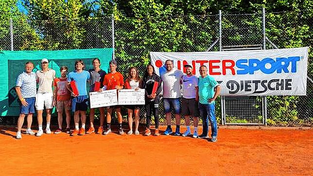 Organisatoren und Gewinner des Turniers (von links): Bernd Buck, Nikolas Tönges, Jonas Mägerle, Michaelis Sakellaridis, Dimitris ...