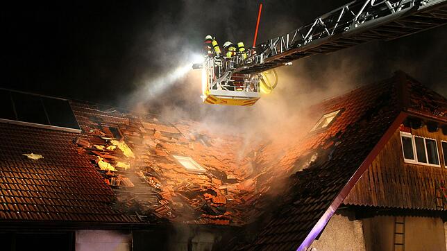 Bild : Ehemaliges Bauernhaus geht in Flammen auf, ein Bewohner wird verletzt