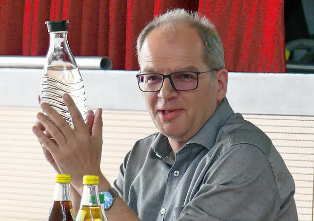 Mit Charme und Humor wirbt Armin Reitze für &bdquo;bestes Wasser aus unseren Leitungen!&ldquo;. Dem Zweckverband wird er nach seinem ...