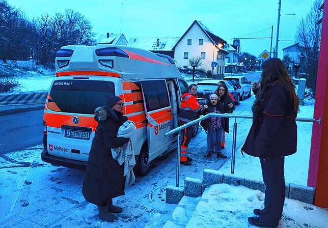 Am frühen Sonntagmorgen kommen die evakuierten Flüchtlinge aus der Ukraine, darunter zwei schwerbehinderte Kinder, wohlbehalten in ...