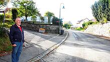 Der Ortshistoriker Hermann Keller an der Hauptstraße in Lippertsreute. Die Ortsdurchfahrt wurde 1985 komplett erneuert.