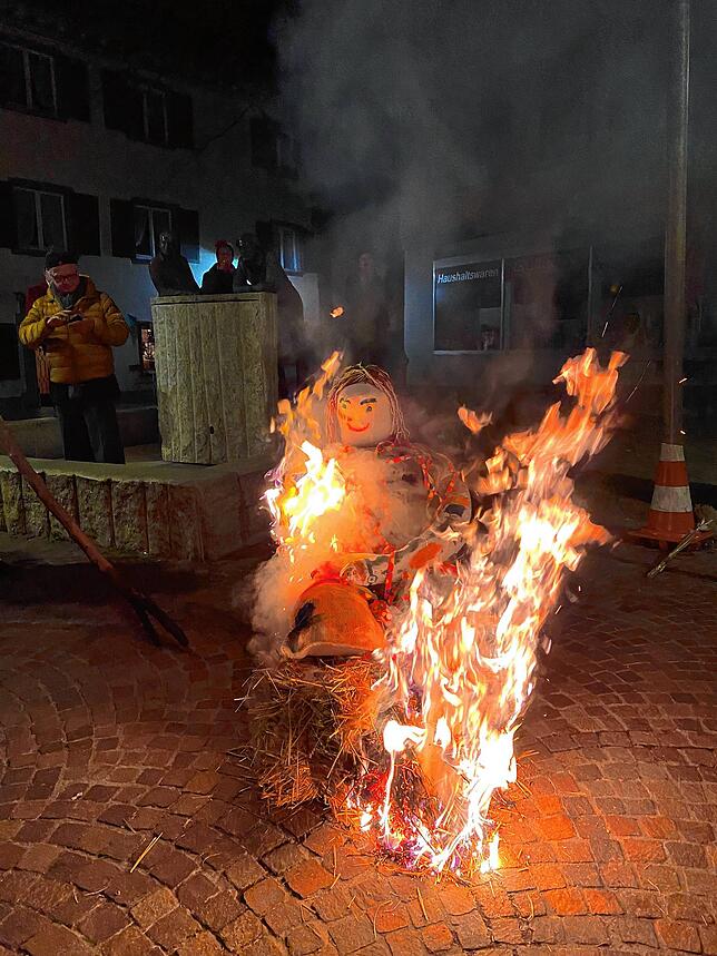 Bild 16: Bilder vom zweiten Teil des Dreckkübelgschwätz und vom Fasnetsverbrennen
