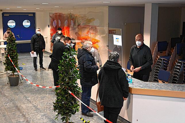 Reger Andrang herrschte auch nach den Weihnachtsfeiertagen wieder beim Mini-Kreisimpfzentrum in der Gemeindehalle Unterlauchringen, wo ...