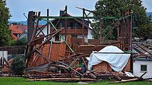Die Überreste einer Lagerhalle stehen in Bad Wurzach im Ortsteil Rohr. Bei einem Sturm wurde das Dach von der Materialhalle weggefegt.