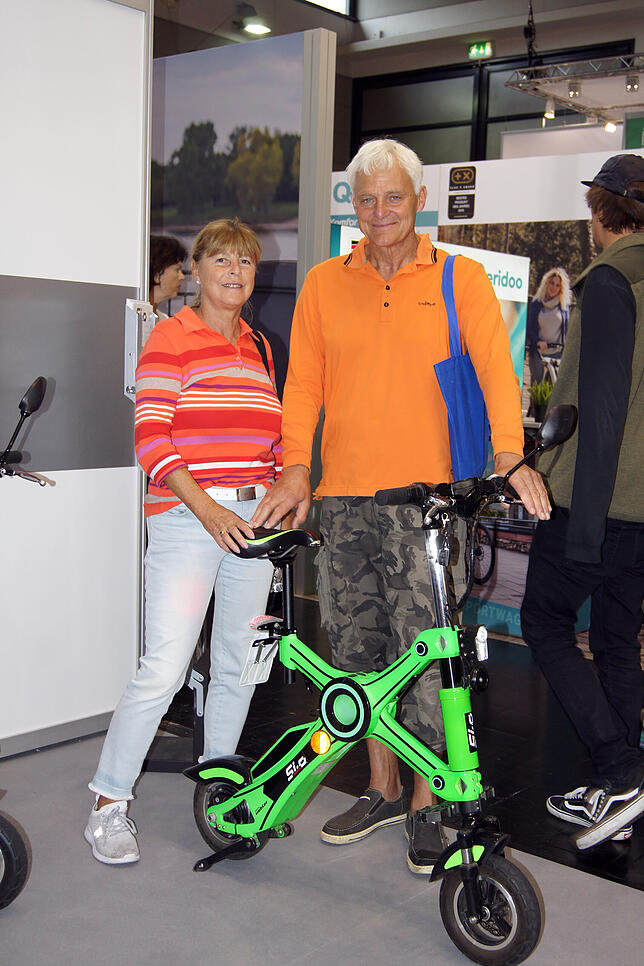 Elke und Edgar Bauer aus Stockach schauen gerne, was der Markt an Neuheiten bietet. Wenn sie nicht mehr radeln können, werden sie auf ...