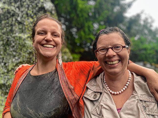 Dorle Harrison (links) und Sandra Lass gestalten zum Weltfrauentag in der Mediothek Wutöschingen (8. März) und im Landratsamt Waldshut ...