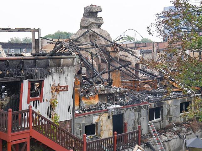 Verkohlte Überreste eines Gebäudes im Europa-Park Rust.
